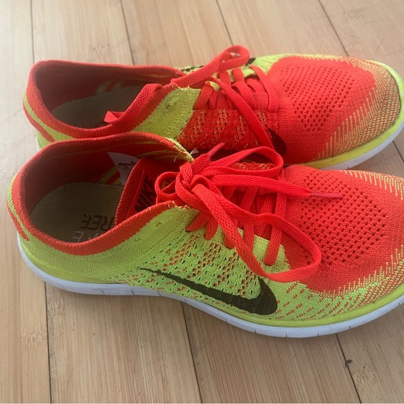 Men’s Nike Flynit Runner Sneaker Size 9 Neon Orange - Picture 2 of 5
